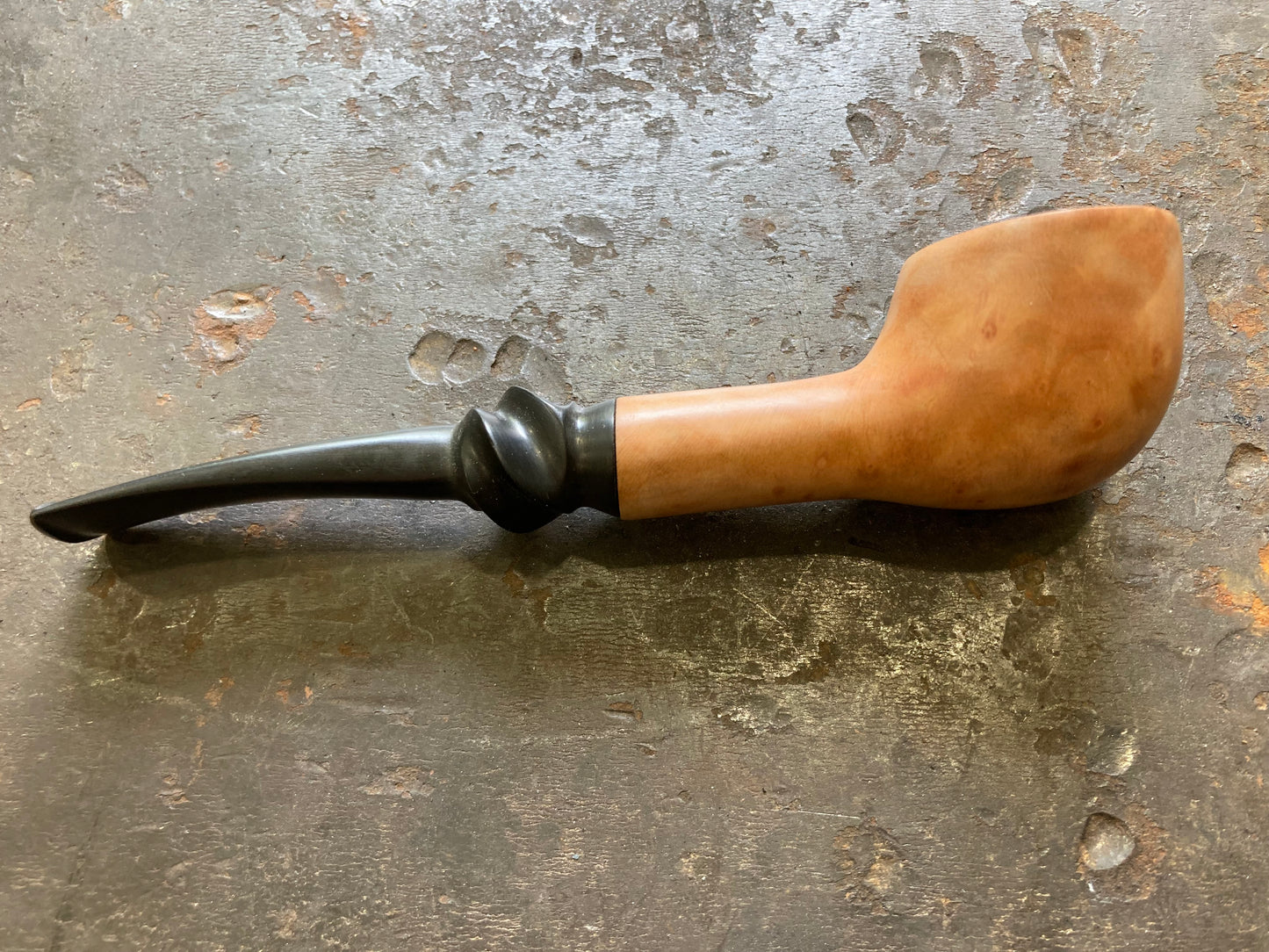 Briar pipe, “designer bulldog”