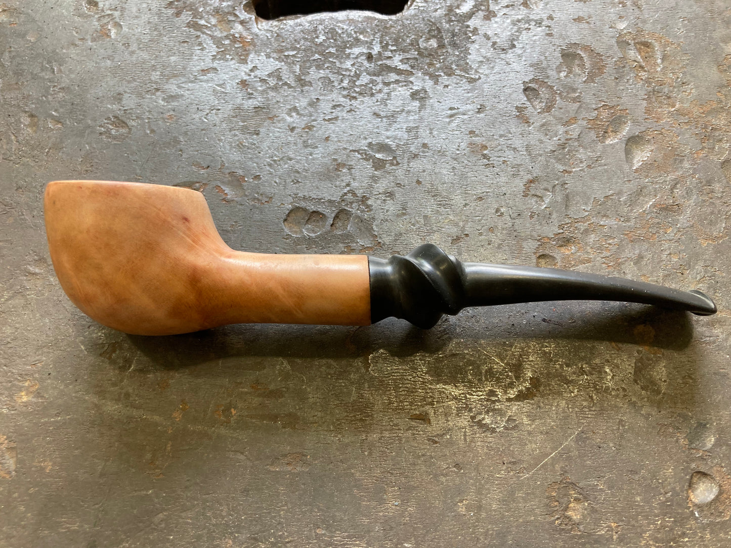 Briar pipe, “designer bulldog”